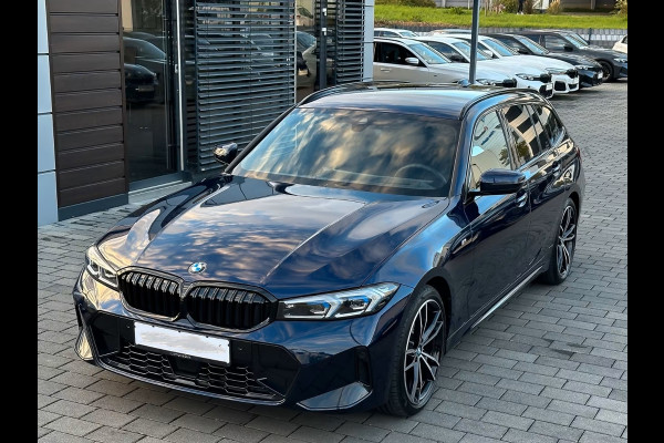 BMW 3 Serie Touring 320d xDrive M-SPORT ** LED, NAVI+, HALF-LEDER, VERW. STUUR, HuD, TREKH, 19-inch LMV, TANSANIT BLAU ** 1e EIG - UNFALLFREI ** ** INFORMEER OOK NAAR ONZE AANTREKKELIJKE FINANCIAL-LEASE TARIEVEN **
