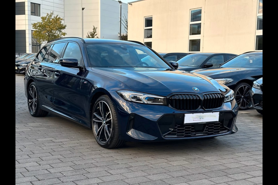 BMW 3 Serie Touring 320d xDrive M-SPORT ** LED, NAVI+, HALF-LEDER, VERW. STUUR, HuD, TREKH, 19-inch LMV, TANSANIT BLAU ** 1e EIG - UNFALLFREI ** ** INFORMEER OOK NAAR ONZE AANTREKKELIJKE FINANCIAL-LEASE TARIEVEN **