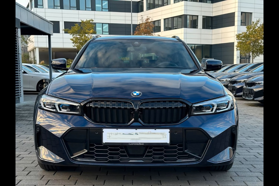BMW 3 Serie Touring 320d xDrive M-SPORT ** LED, NAVI+, HALF-LEDER, VERW. STUUR, HuD, TREKH, 19-inch LMV, TANSANIT BLAU ** 1e EIG - UNFALLFREI ** ** INFORMEER OOK NAAR ONZE AANTREKKELIJKE FINANCIAL-LEASE TARIEVEN **