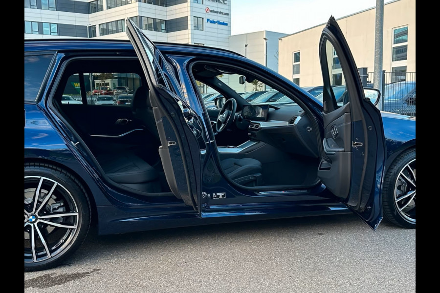 BMW 3 Serie Touring 320d xDrive M-SPORT ** LED, NAVI+, HALF-LEDER, VERW. STUUR, HuD, TREKH, 19-inch LMV, TANSANIT BLAU ** 1e EIG - UNFALLFREI ** ** INFORMEER OOK NAAR ONZE AANTREKKELIJKE FINANCIAL-LEASE TARIEVEN **