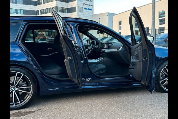 BMW 3 Serie Touring 320d xDrive M-SPORT ** LED, NAVI+, HALF-LEDER, VERW. STUUR, HuD, TREKH, 19-inch LMV, TANSANIT BLAU ** 1e EIG - UNFALLFREI ** ** INFORMEER OOK NAAR ONZE AANTREKKELIJKE FINANCIAL-LEASE TARIEVEN **