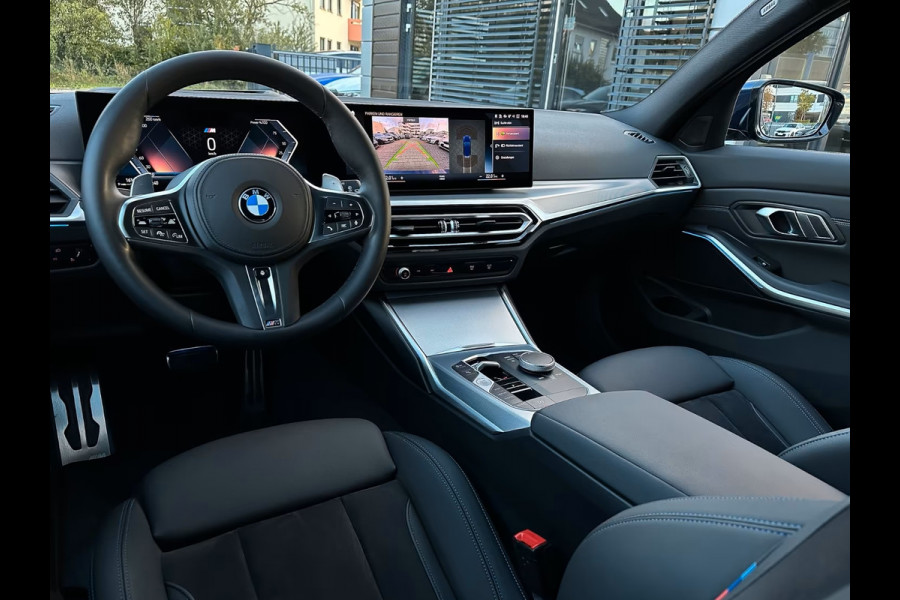 BMW 3 Serie Touring 320d xDrive M-SPORT ** LED, NAVI+, HALF-LEDER, VERW. STUUR, HuD, TREKH, 19-inch LMV, TANSANIT BLAU ** 1e EIG - UNFALLFREI ** ** INFORMEER OOK NAAR ONZE AANTREKKELIJKE FINANCIAL-LEASE TARIEVEN **