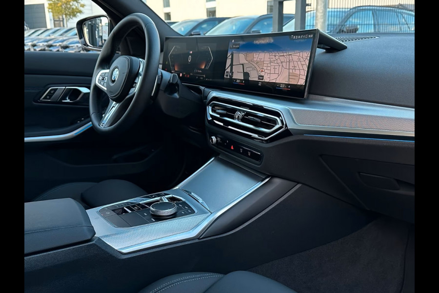 BMW 3 Serie Touring 320d xDrive M-SPORT ** LED, NAVI+, HALF-LEDER, VERW. STUUR, HuD, TREKH, 19-inch LMV, TANSANIT BLAU ** 1e EIG - UNFALLFREI ** ** INFORMEER OOK NAAR ONZE AANTREKKELIJKE FINANCIAL-LEASE TARIEVEN **