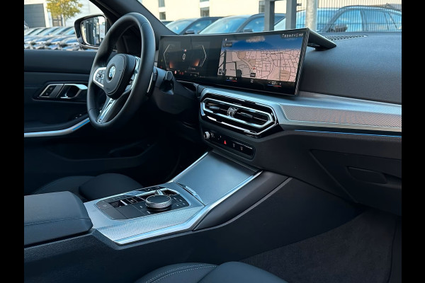 BMW 3 Serie Touring 320d xDrive M-SPORT ** LED, NAVI+, HALF-LEDER, VERW. STUUR, HuD, TREKH, 19-inch LMV, TANSANIT BLAU ** 1e EIG - UNFALLFREI ** ** INFORMEER OOK NAAR ONZE AANTREKKELIJKE FINANCIAL-LEASE TARIEVEN **