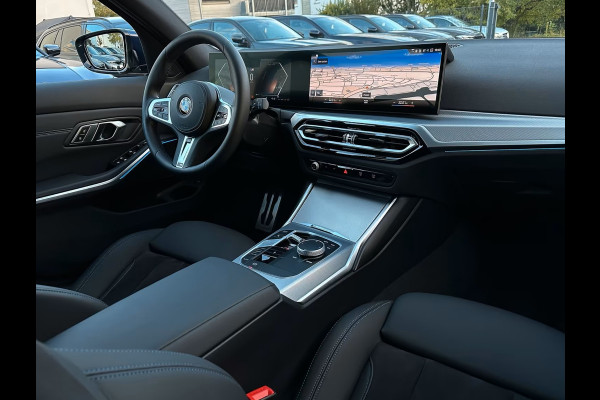 BMW 3 Serie Touring 320d xDrive M-SPORT ** LED, NAVI+, HALF-LEDER, VERW. STUUR, HuD, TREKH, 19-inch LMV, TANSANIT BLAU ** 1e EIG - UNFALLFREI ** ** INFORMEER OOK NAAR ONZE AANTREKKELIJKE FINANCIAL-LEASE TARIEVEN **