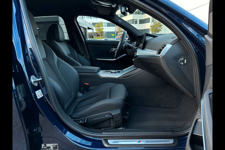 BMW 3 Serie Touring 320d xDrive M-SPORT ** LED, NAVI+, HALF-LEDER, VERW. STUUR, HuD, TREKH, 19-inch LMV, TANSANIT BLAU ** 1e EIG - UNFALLFREI ** ** INFORMEER OOK NAAR ONZE AANTREKKELIJKE FINANCIAL-LEASE TARIEVEN **