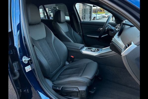 BMW 3 Serie Touring 320d xDrive M-SPORT ** LED, NAVI+, HALF-LEDER, VERW. STUUR, HuD, TREKH, 19-inch LMV, TANSANIT BLAU ** 1e EIG - UNFALLFREI ** ** INFORMEER OOK NAAR ONZE AANTREKKELIJKE FINANCIAL-LEASE TARIEVEN **