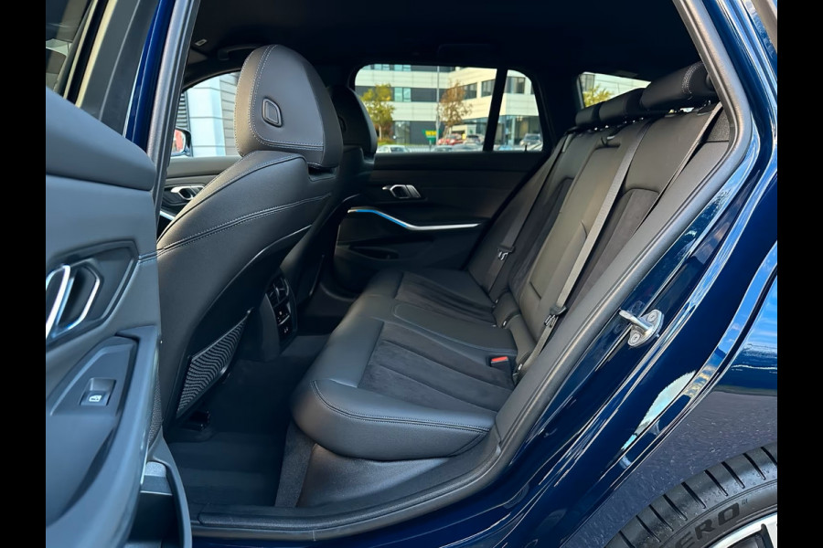BMW 3 Serie Touring 320d xDrive M-SPORT ** LED, NAVI+, HALF-LEDER, VERW. STUUR, HuD, TREKH, 19-inch LMV, TANSANIT BLAU ** 1e EIG - UNFALLFREI ** ** INFORMEER OOK NAAR ONZE AANTREKKELIJKE FINANCIAL-LEASE TARIEVEN **
