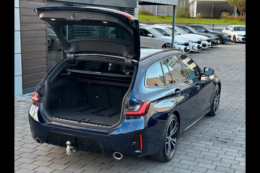 BMW 3 Serie Touring 320d xDrive M-SPORT ** LED, NAVI+, HALF-LEDER, VERW. STUUR, HuD, TREKH, 19-inch LMV, TANSANIT BLAU ** 1e EIG - UNFALLFREI ** ** INFORMEER OOK NAAR ONZE AANTREKKELIJKE FINANCIAL-LEASE TARIEVEN **