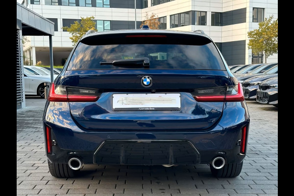 BMW 3 Serie Touring 320d xDrive M-SPORT ** LED, NAVI+, HALF-LEDER, VERW. STUUR, HuD, TREKH, 19-inch LMV, TANSANIT BLAU ** 1e EIG - UNFALLFREI ** ** INFORMEER OOK NAAR ONZE AANTREKKELIJKE FINANCIAL-LEASE TARIEVEN **