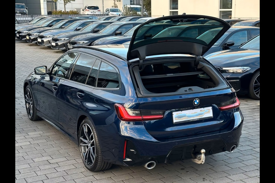 BMW 3 Serie Touring 320d xDrive M-SPORT ** LED, NAVI+, HALF-LEDER, VERW. STUUR, HuD, TREKH, 19-inch LMV, TANSANIT BLAU ** 1e EIG - UNFALLFREI ** ** INFORMEER OOK NAAR ONZE AANTREKKELIJKE FINANCIAL-LEASE TARIEVEN **