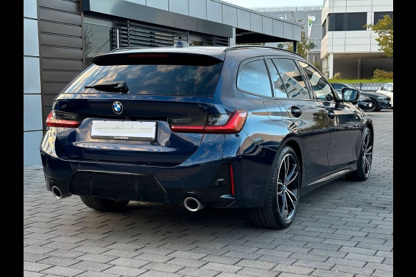 BMW 3 Serie Touring 320d xDrive M-SPORT ** LED, NAVI+, HALF-LEDER, VERW. STUUR, HuD, TREKH, 19-inch LMV, TANSANIT BLAU ** 1e EIG - UNFALLFREI ** ** INFORMEER OOK NAAR ONZE AANTREKKELIJKE FINANCIAL-LEASE TARIEVEN **