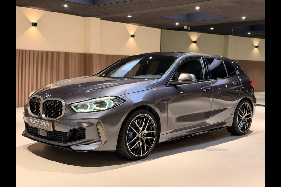 BMW 1-serie M135i xDrive High Executive PANO|M-Sport|HarmanCardon|HUD|Carplay|Stoel&Stuur verwarming|Keyless|Virtual Dash|ACC