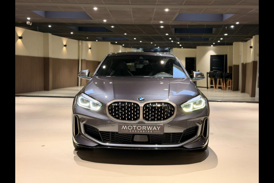 BMW 1-serie M135i xDrive High Executive PANO|M-Sport|HarmanCardon|HUD|Carplay|Stoel&Stuur verwarming|Keyless|Virtual Dash|ACC