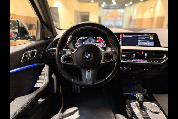 BMW 1-serie M135i xDrive High Executive PANO|M-Sport|HarmanCardon|HUD|Carplay|Stoel&Stuur verwarming|Keyless|Virtual Dash|ACC