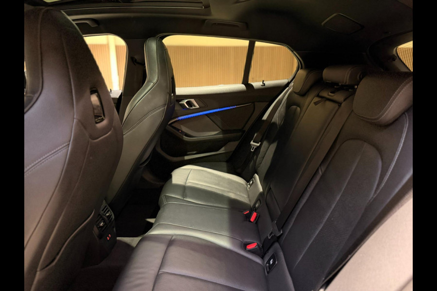 BMW 1-serie M135i xDrive High Executive PANO|M-Sport|HarmanCardon|HUD|Carplay|Stoel&Stuur verwarming|Keyless|Virtual Dash|ACC