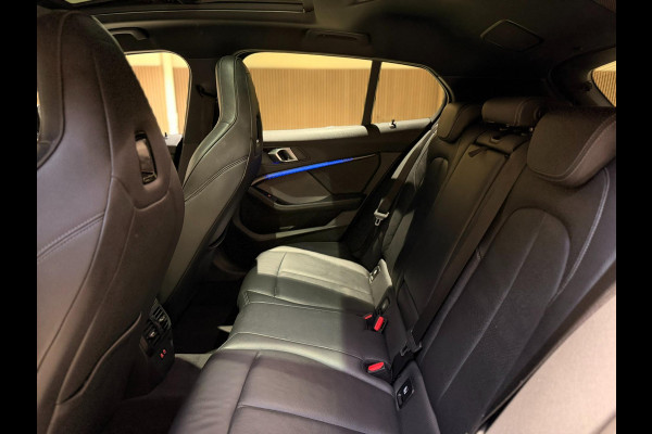 BMW 1-serie M135i xDrive High Executive PANO|M-Sport|HarmanCardon|HUD|Carplay|Stoel&Stuur verwarming|Keyless|Virtual Dash|ACC