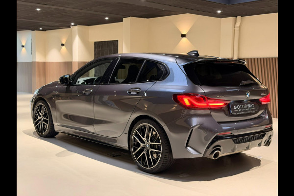 BMW 1-serie M135i xDrive High Executive PANO|M-Sport|HarmanCardon|HUD|Carplay|Stoel&Stuur verwarming|Keyless|Virtual Dash|ACC