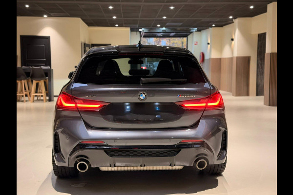 BMW 1-serie M135i xDrive High Executive PANO|M-Sport|HarmanCardon|HUD|Carplay|Stoel&Stuur verwarming|Keyless|Virtual Dash|ACC