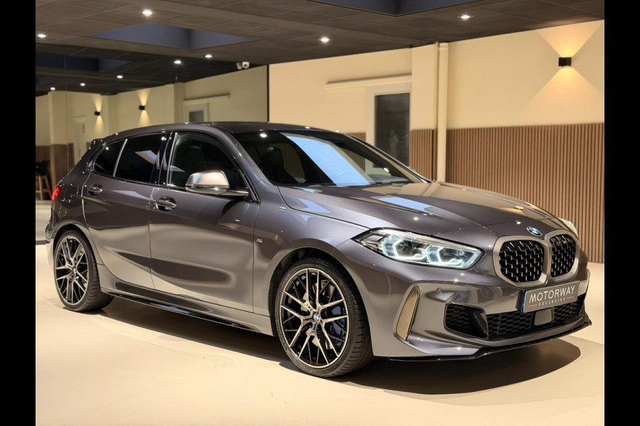 BMW 1-serie M135i xDrive High Executive PANO|M-Sport|HarmanCardon|HUD|Carplay|Stoel&Stuur verwarming|Keyless|Virtual Dash|ACC