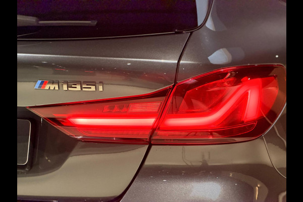 BMW 1-serie M135i xDrive High Executive PANO|M-Sport|HarmanCardon|HUD|Carplay|Stoel&Stuur verwarming|Keyless|Virtual Dash|ACC