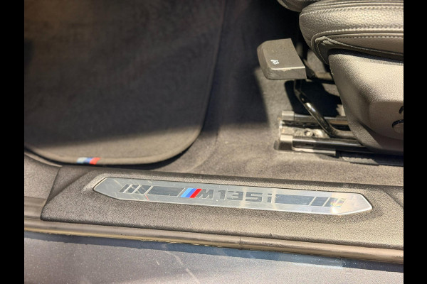 BMW 1-serie M135i xDrive High Executive PANO|M-Sport|HarmanCardon|HUD|Carplay|Stoel&Stuur verwarming|Keyless|Virtual Dash|ACC