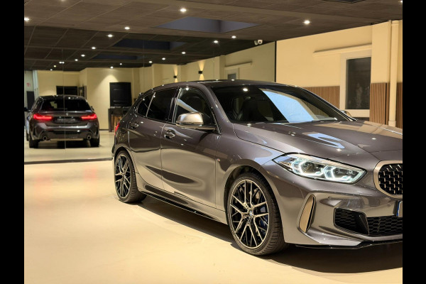 BMW 1-serie M135i xDrive High Executive PANO|M-Sport|HarmanCardon|HUD|Carplay|Stoel&Stuur verwarming|Keyless|Virtual Dash|ACC
