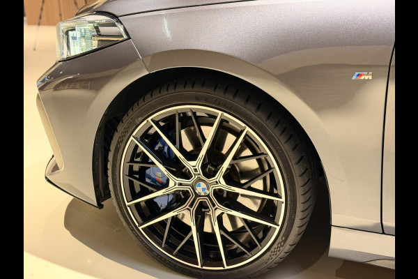 BMW 1-serie M135i xDrive High Executive PANO|M-Sport|HarmanCardon|HUD|Carplay|Stoel&Stuur verwarming|Keyless|Virtual Dash|ACC