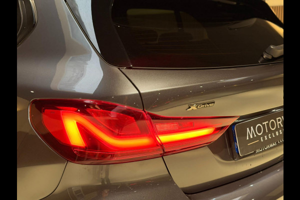 BMW 1-serie M135i xDrive High Executive PANO|M-Sport|HarmanCardon|HUD|Carplay|Stoel&Stuur verwarming|Keyless|Virtual Dash|ACC