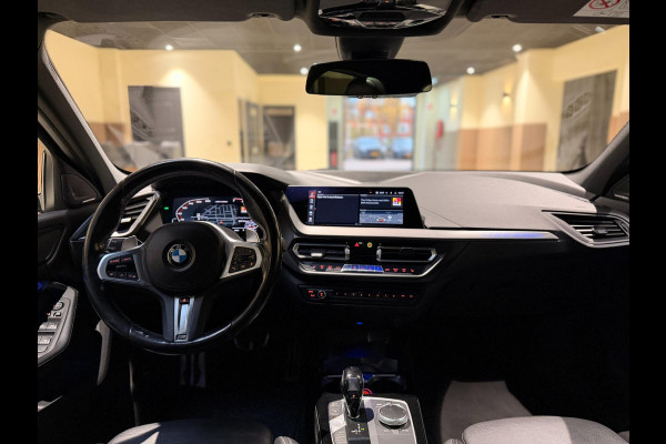 BMW 1-serie M135i xDrive High Executive PANO|M-Sport|HarmanCardon|HUD|Carplay|Stoel&Stuur verwarming|Keyless|Virtual Dash|ACC