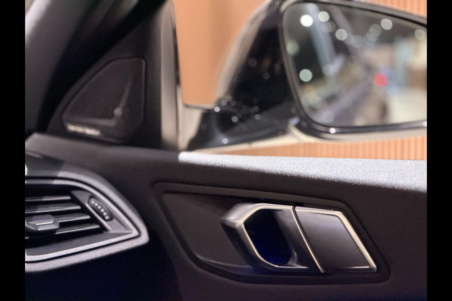 BMW 1-serie M135i xDrive High Executive PANO|M-Sport|HarmanCardon|HUD|Carplay|Stoel&Stuur verwarming|Keyless|Virtual Dash|ACC