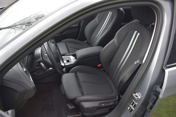 BMW 1-serie 118i Sport Line 1.5 100kW Automaat/Navigatie/carplay/stoelverwarming/btw auto