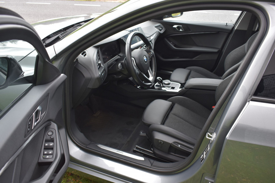 BMW 1-serie 118i Sport Line 1.5 100kW Automaat/Navigatie/carplay/stoelverwarming/btw auto