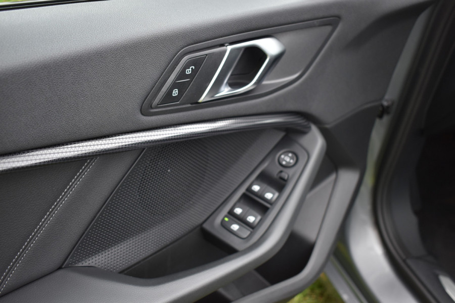 BMW 1-serie 118i Sport Line 1.5 100kW Automaat/Navigatie/carplay/stoelverwarming/btw auto