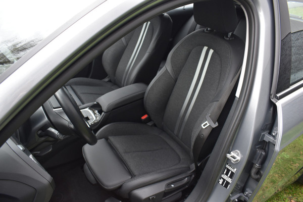 BMW 1-serie 118i Sport Line 1.5 100kW Automaat/Navigatie/carplay/stoelverwarming/btw auto