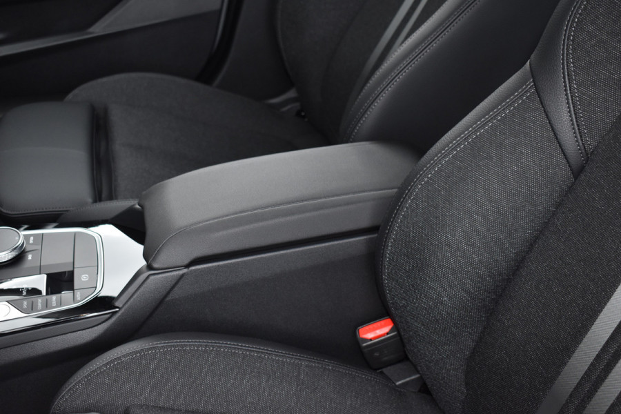 BMW 1-serie 118i Sport Line 1.5 100kW Automaat/Navigatie/carplay/stoelverwarming/btw auto