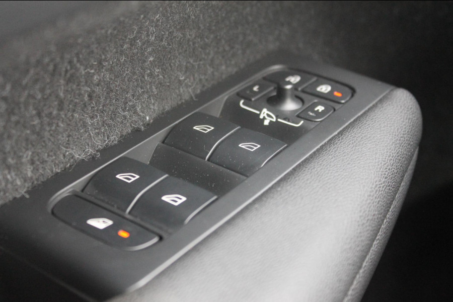 Volvo XC40 T3 163PK automaat Momentum Pro / Climate Control/ Cruise control/ elektrische achterklep/ Bluetooth/ Apple carplay/ Drive mode/ Parkeersensoren met camera/ Navigatie