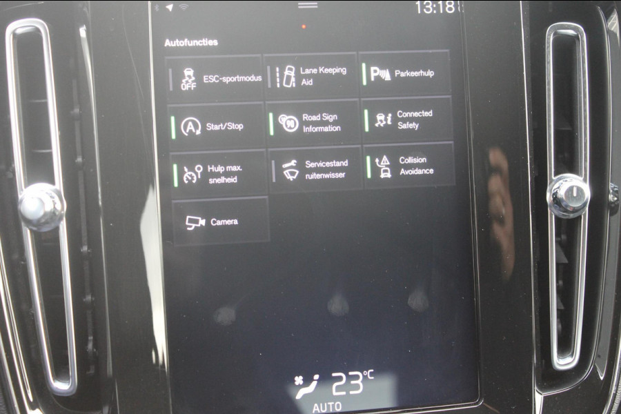 Volvo XC40 T3 163PK automaat Momentum Pro / Climate Control/ Cruise control/ elektrische achterklep/ Bluetooth/ Apple carplay/ Drive mode/ Parkeersensoren met camera/ Navigatie