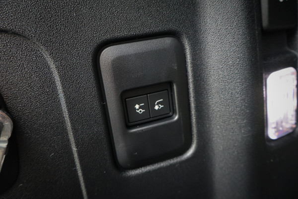 Land Rover Defender 110 P300e X-Dynamic SE | URBAN | ADAPTIVE CRUISE | 360 CAMERA | PANORAMADAK | VOORRUITVERWARMING | MERIDIAN | ELEKTRISCHE STOELE NEW