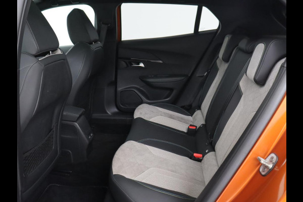 Peugeot e-2008 EV GT 50 kWh | Panoramadak | Stoelverwarming | Carplay | Adaptive cruise | Alcantara | Keyless | Camera | Full LED