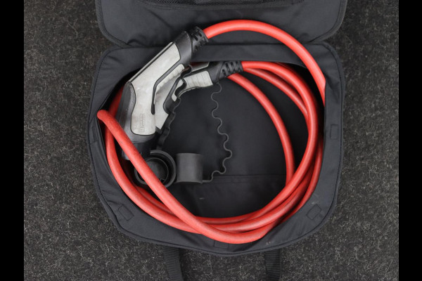 Peugeot e-2008 EV GT 50 kWh | Panoramadak | Stoelverwarming | Carplay | Adaptive cruise | Alcantara | Keyless | Camera | Full LED