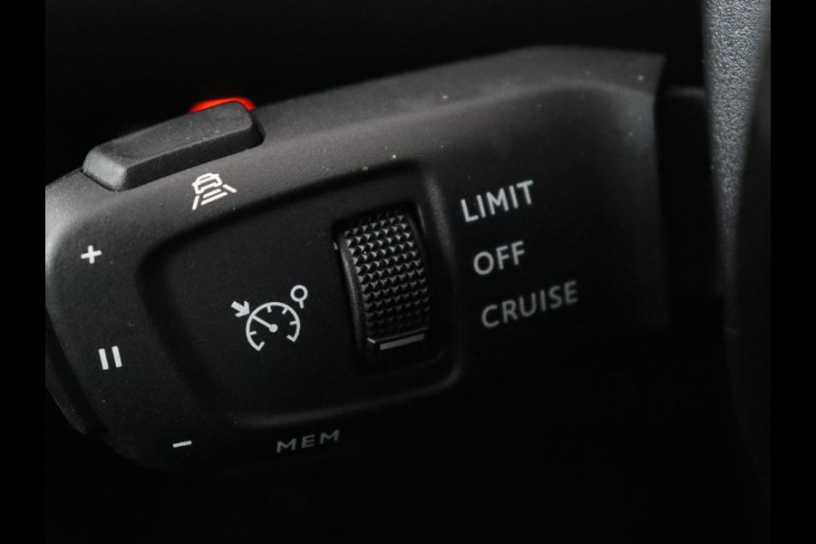 Peugeot e-2008 EV GT 50 kWh | Panoramadak | Stoelverwarming | Carplay | Adaptive cruise | Alcantara | Keyless | Camera | Full LED
