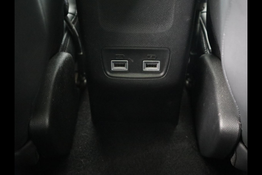 Peugeot e-2008 EV GT 50 kWh | Panoramadak | Stoelverwarming | Carplay | Adaptive cruise | Alcantara | Keyless | Camera | Full LED