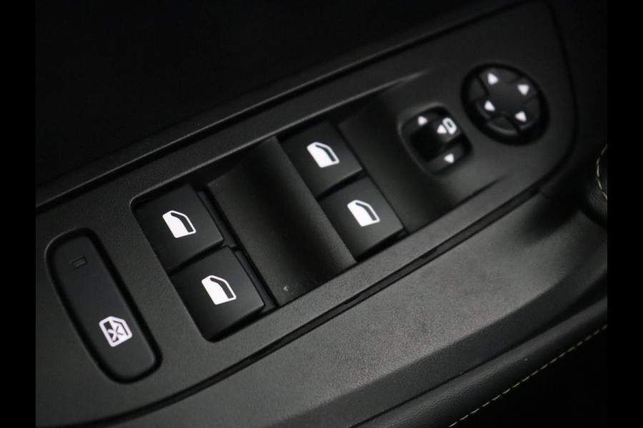 Peugeot e-2008 EV GT 50 kWh | Panoramadak | Stoelverwarming | Carplay | Adaptive cruise | Alcantara | Keyless | Camera | Full LED