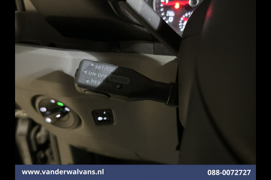 Volkswagen Crafter 2.0 TDI 141pk L3H3 L2H2 Euro6 Airco | 3000kg Trekhaak | Apple Carplay | Android Auto Cruisecontrol, Stoelverwarming, Parkeersensoren, Bijrijdersbank