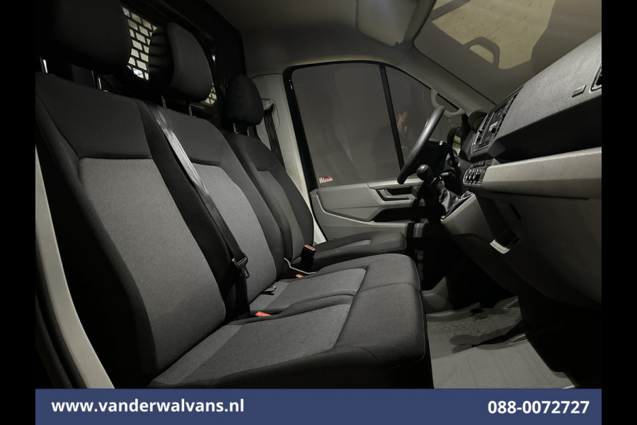 Volkswagen Crafter 2.0 TDI 141pk L3H3 L2H2 Euro6 Airco | 3000kg Trekhaak | Apple Carplay | Android Auto Cruisecontrol, Stoelverwarming, Parkeersensoren, Bijrijdersbank