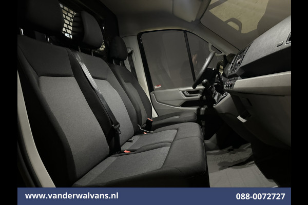 Volkswagen Crafter 2.0 TDI 141pk L3H3 L2H2 Euro6 Airco | 3000kg Trekhaak | Apple Carplay | Android Auto Cruisecontrol, Stoelverwarming, Parkeersensoren, Bijrijdersbank