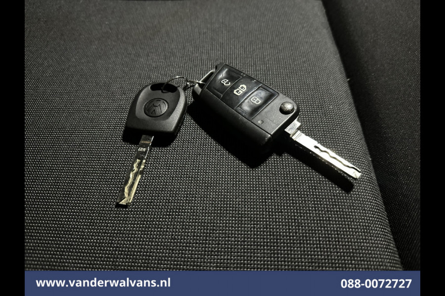 Volkswagen Crafter 2.0 TDI 141pk L3H3 L2H2 Euro6 Airco | 3000kg Trekhaak | Apple Carplay | Android Auto Cruisecontrol, Stoelverwarming, Parkeersensoren, Bijrijdersbank