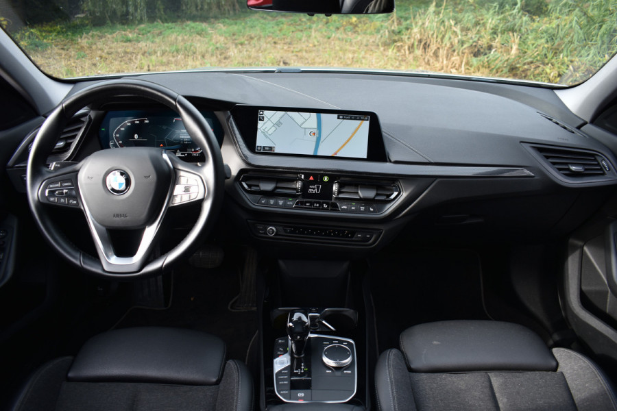BMW 1-serie 118IA 140PK AUT. BUSINESS SPORT-LINE NAVI/LED/CAMERA/CARPLAY