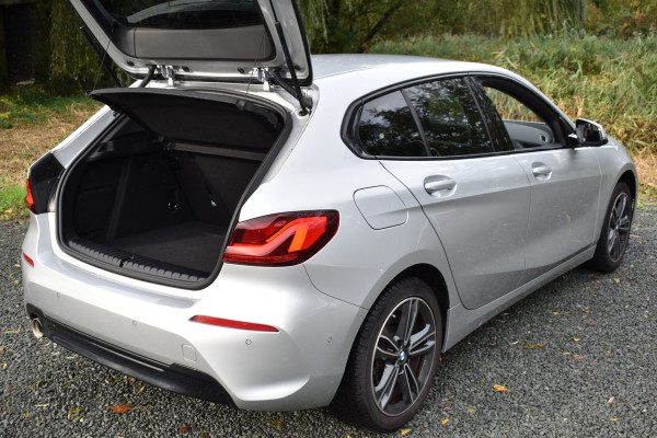 BMW 1-serie 118IA 140PK AUT. BUSINESS SPORT-LINE NAVI/LED/CAMERA/CARPLAY